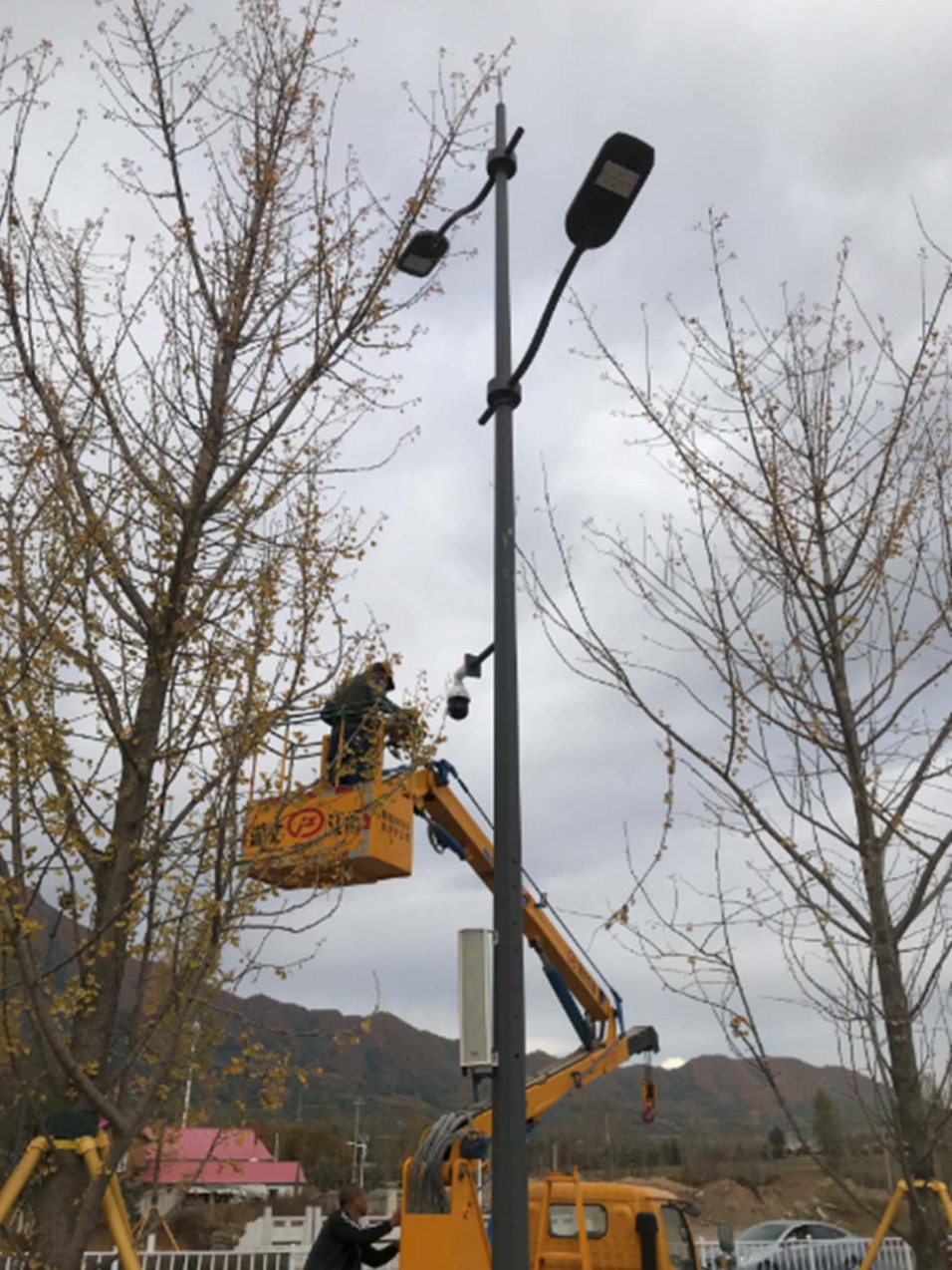 安装显示屏、摄像头